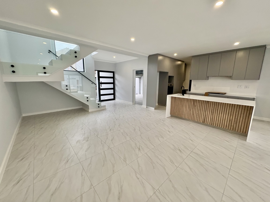 To Let 4 Bedroom Property for Rent in Sandown Western Cape